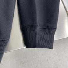 -GUCC 25fw新款饰刺绣针织棉连帽卫衣多款新季针织单品持续匠心演绎品牌元素。这款常规版型连 -GUCC 25fw新款饰刺绣针织棉连帽卫衣多款新季针织单品持续匠心演绎品牌元素。这款常规版型连