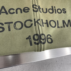 -Acne 25ss新款拉链卫衣外套 圆领拉链开襟衫,采用棉混纺面料制作,经过处理呈现出一种穿 -Acne 25ss新款拉链卫衣外套 圆领拉链开襟衫,采用棉混纺面料制作,经过处理呈现出一种穿