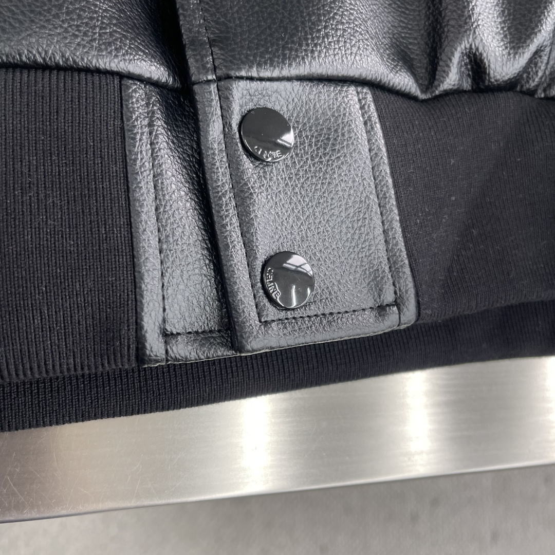 -Celin 皮革连帽夹克定制纹脂雅尊皮革 以及天丝尚品御里 色泽温润 光泽自然 饰以标志性Celin醒