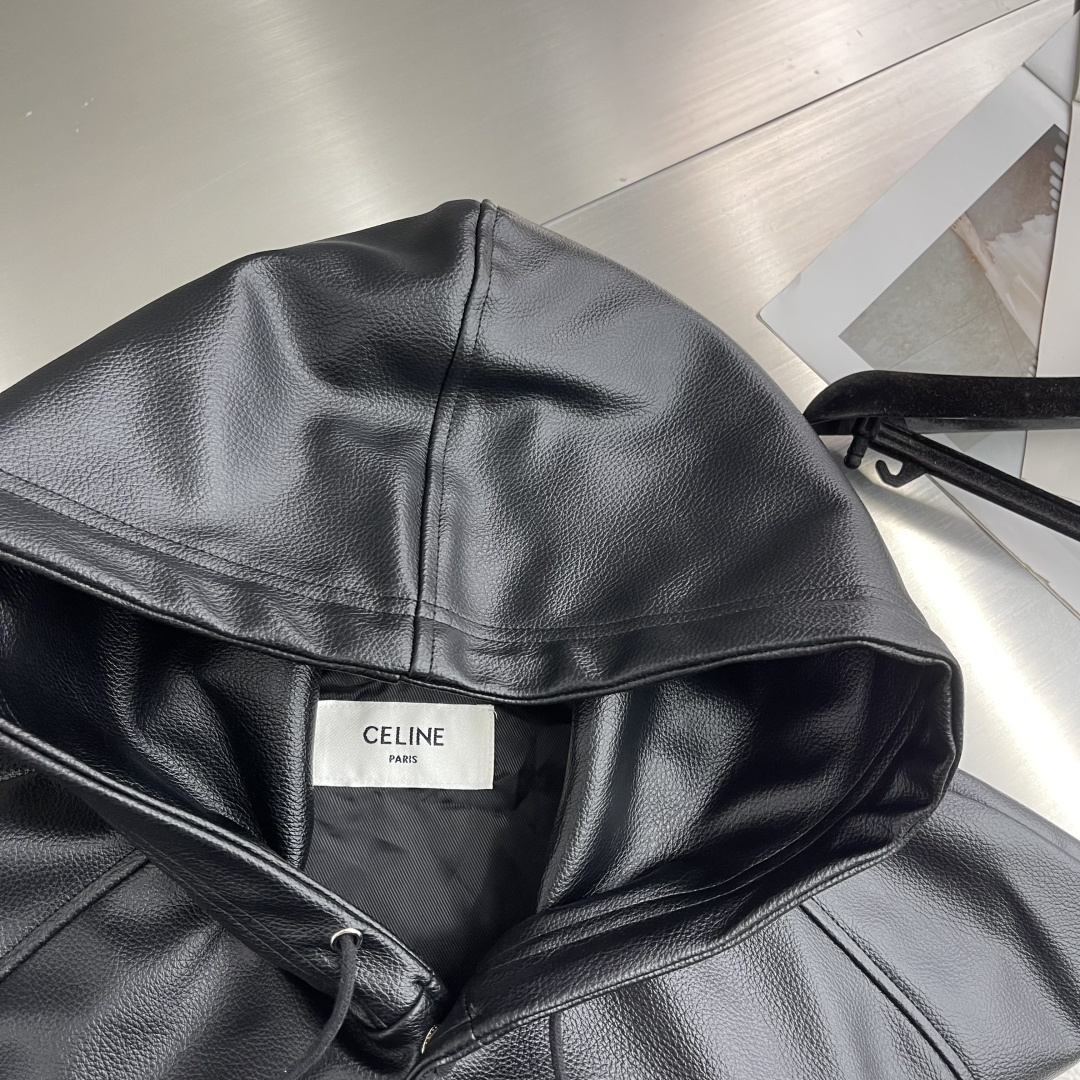 -Celin 皮革连帽夹克定制纹脂雅尊皮革 以及天丝尚品御里 色泽温润 光泽自然 饰以标志性Celin醒