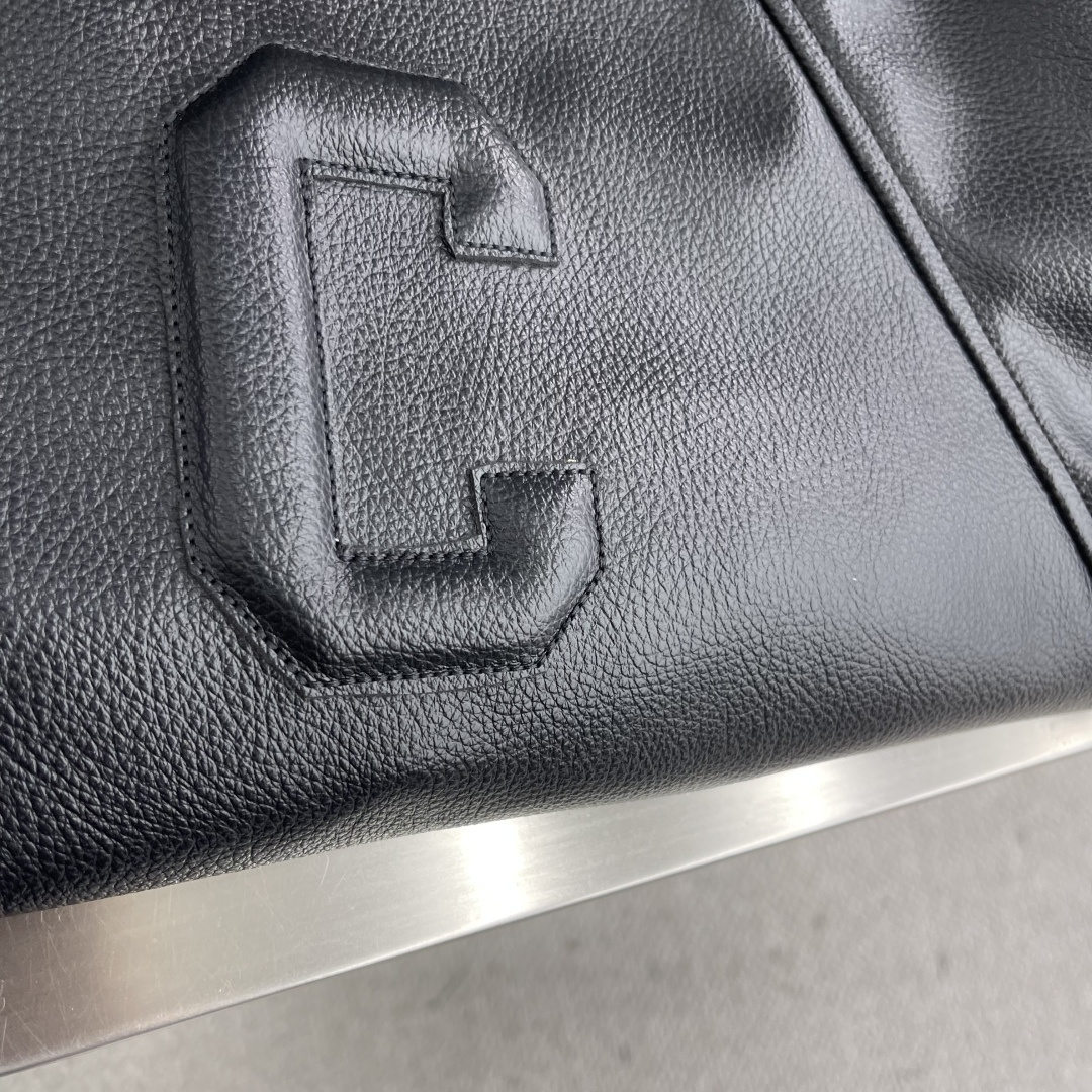 -Celin 皮革连帽夹克定制纹脂雅尊皮革 以及天丝尚品御里 色泽温润 光泽自然 饰以标志性Celin醒