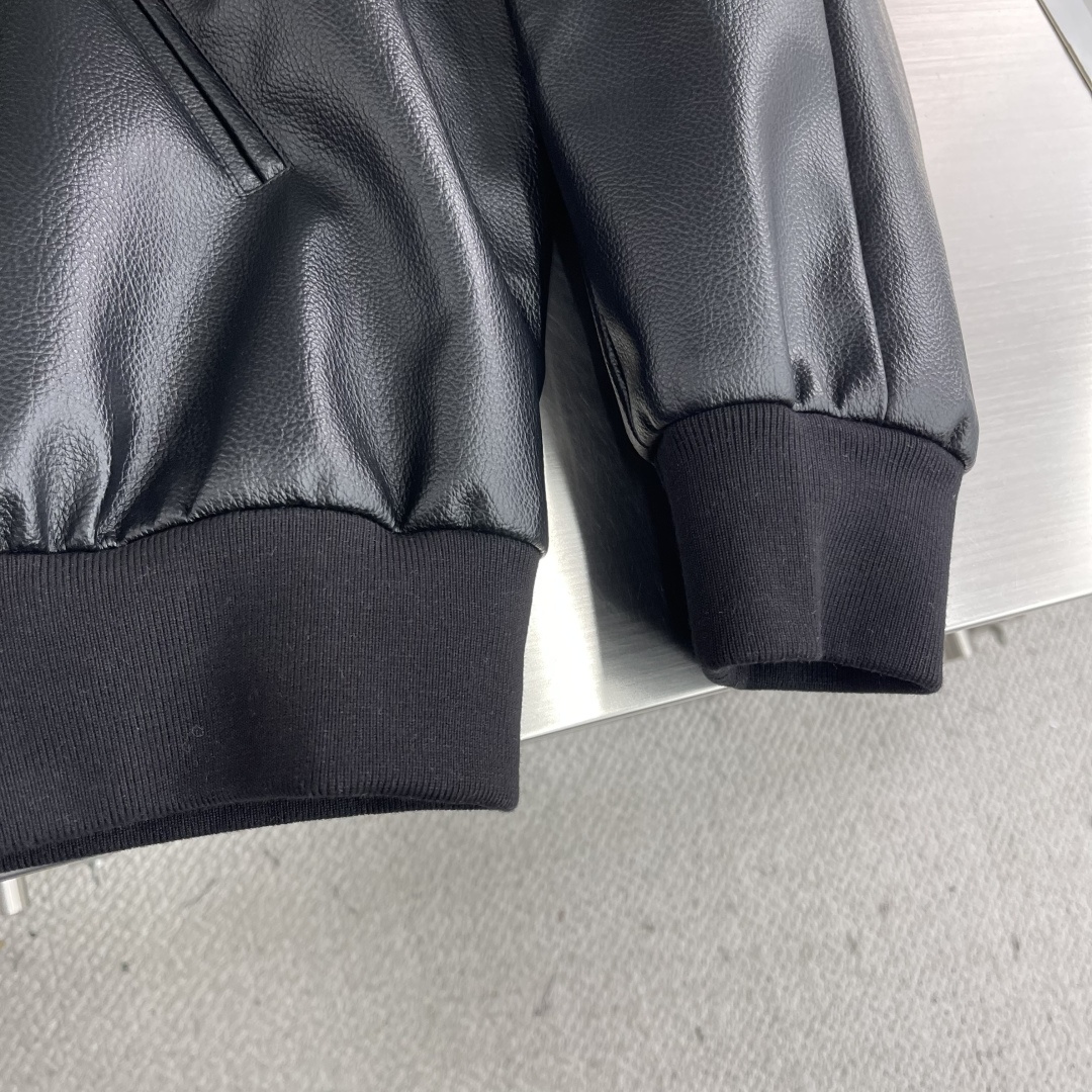 -Celin 皮革连帽夹克定制纹脂雅尊皮革 以及天丝尚品御里 色泽温润 光泽自然 饰以标志性Celin醒