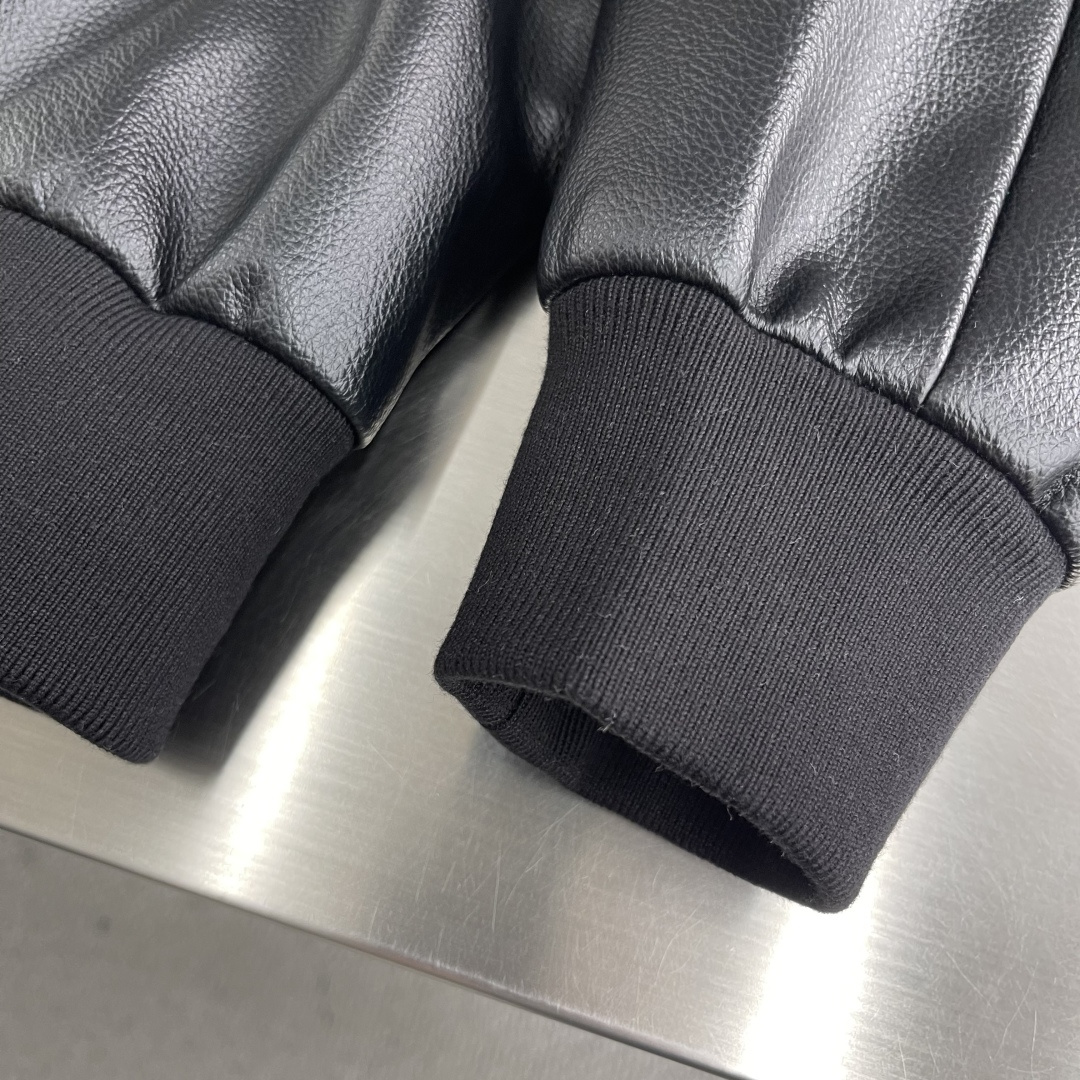 -Celin 皮革连帽夹克定制纹脂雅尊皮革 以及天丝尚品御里 色泽温润 光泽自然 饰以标志性Celin醒