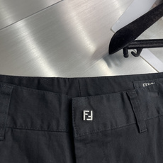 -FEND 金属FF长裤定制丝光棉微弹密织料 轻盈柔软 舒适贴肤 以一袭纯粹黑色 勾勒现代男士的沉稳 -FEND 金属FF长裤定制丝光棉微弹密织料 轻盈柔软 舒适贴肤 以一袭纯粹黑色 勾勒现代男士的沉稳