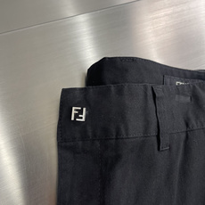 -FEND 金属FF长裤定制丝光棉微弹密织料 轻盈柔软 舒适贴肤 以一袭纯粹黑色 勾勒现代男士的沉稳 -FEND 金属FF长裤定制丝光棉微弹密织料 轻盈柔软 舒适贴肤 以一袭纯粹黑色 勾勒现代男士的沉稳