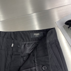 -FEND 金属FF长裤定制丝光棉微弹密织料 轻盈柔软 舒适贴肤 以一袭纯粹黑色 勾勒现代男士的沉稳 -FEND 金属FF长裤定制丝光棉微弹密织料 轻盈柔软 舒适贴肤 以一袭纯粹黑色 勾勒现代男士的沉稳