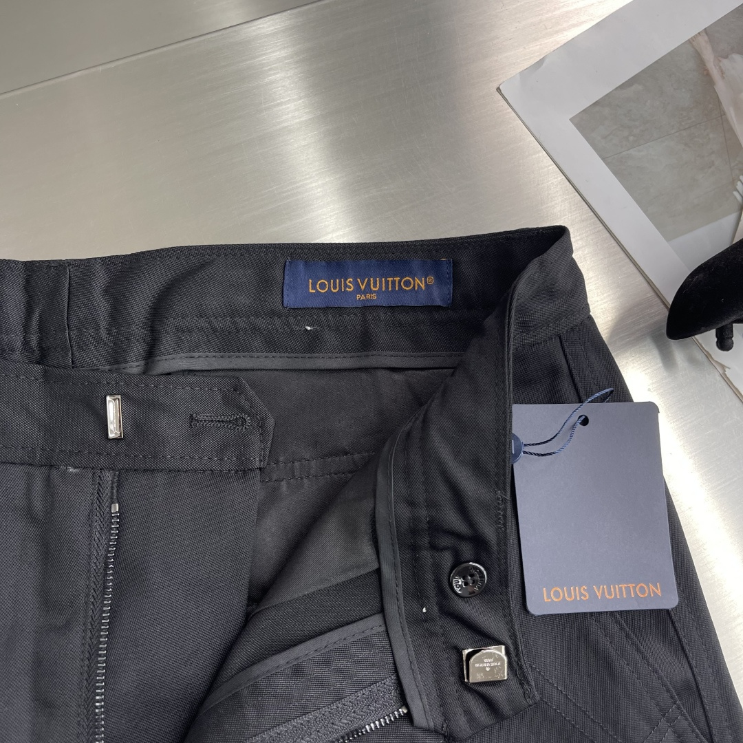 -驴牌 刺绣工装裤定制臻绒精纺羊毛缎纹织 光泽自然 织纹清晰 舒适贴肤 经典以一袭纯粹黑色 勾勒现代男士