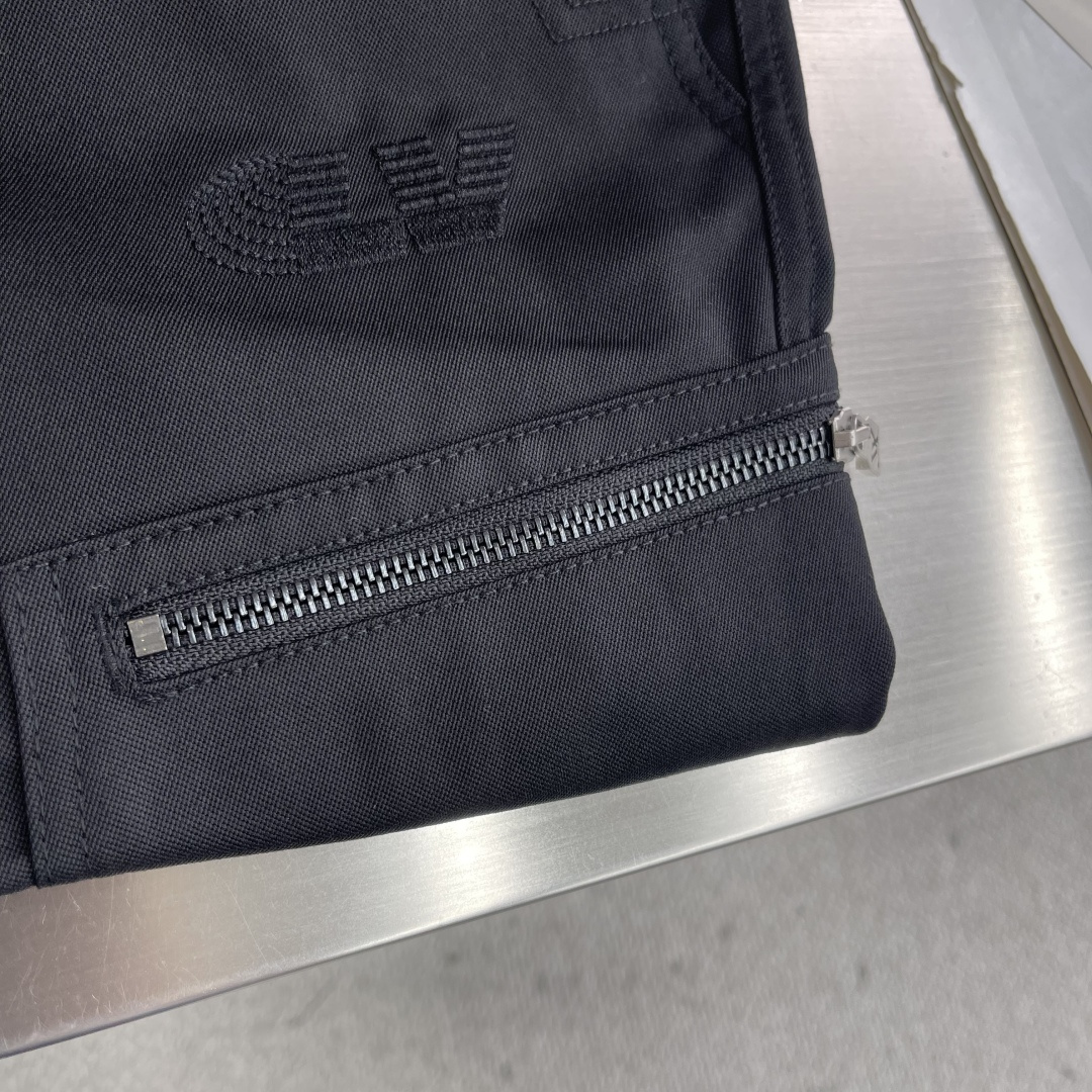 -驴牌 刺绣工装裤定制臻绒精纺羊毛缎纹织 光泽自然 织纹清晰 舒适贴肤 经典以一袭纯粹黑色 勾勒现代男士