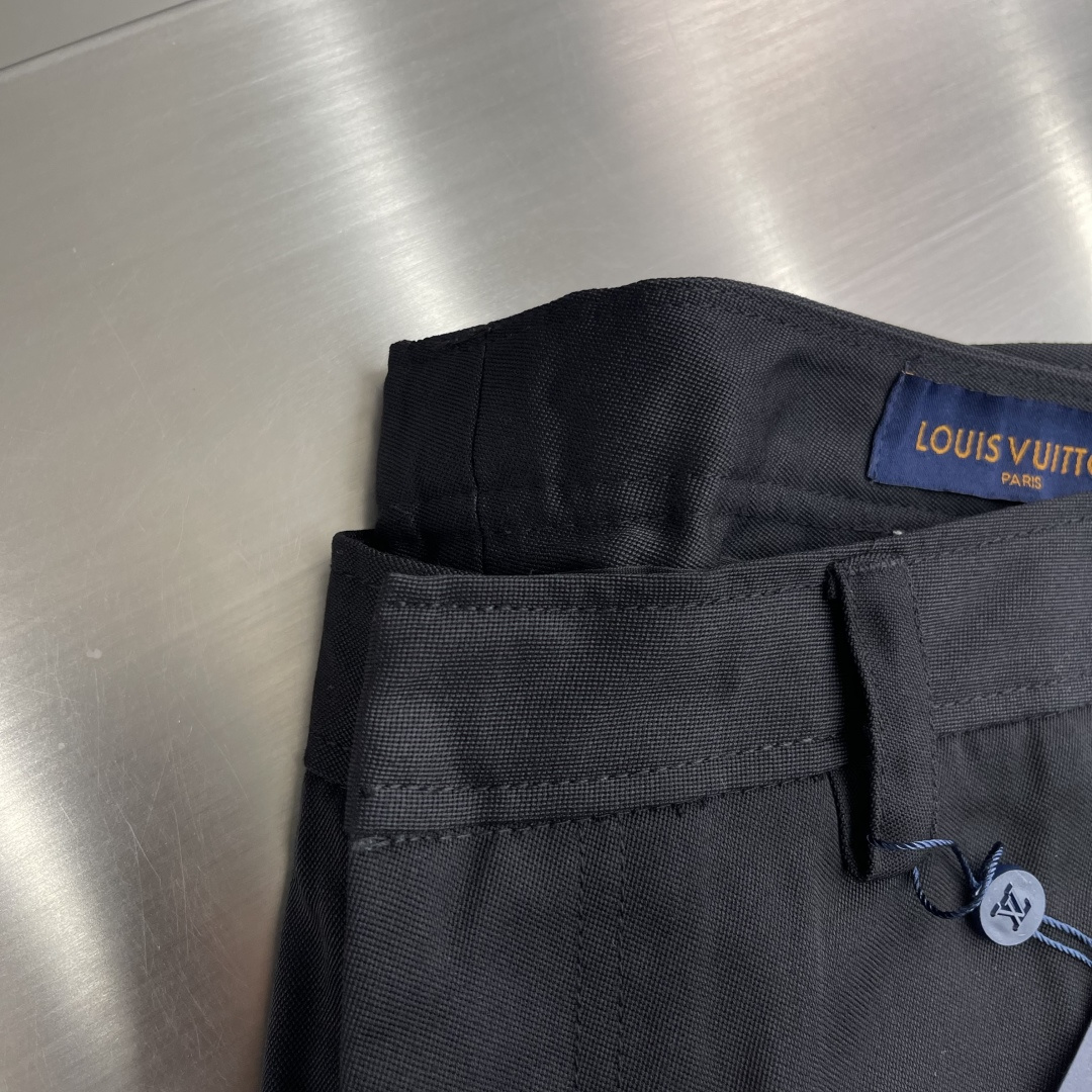 -驴牌 刺绣工装裤定制臻绒精纺羊毛缎纹织 光泽自然 织纹清晰 舒适贴肤 经典以一袭纯粹黑色 勾勒现代男士