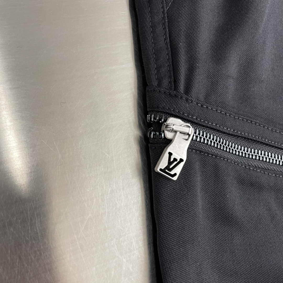 -驴牌 刺绣工装裤定制臻绒精纺羊毛缎纹织 光泽自然 织纹清晰 舒适贴肤 经典以一袭纯粹黑色 勾勒现代男士