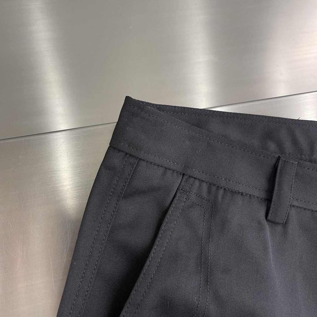 -驴牌 刺绣工装裤定制臻绒精纺羊毛缎纹织 光泽自然 织纹清晰 舒适贴肤 经典以一袭纯粹黑色 勾勒现代男士