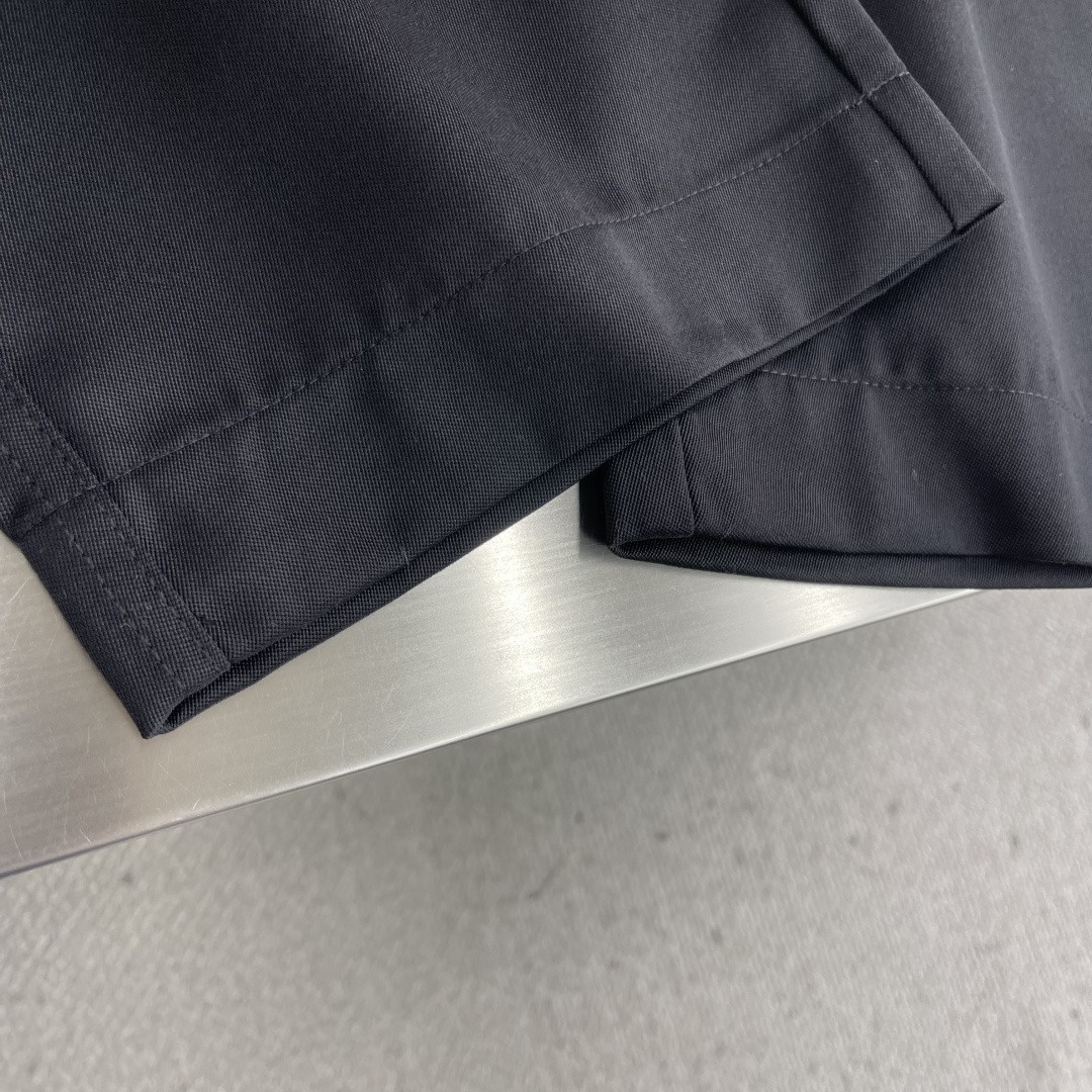 -驴牌 刺绣工装裤定制臻绒精纺羊毛缎纹织 光泽自然 织纹清晰 舒适贴肤 经典以一袭纯粹黑色 勾勒现代男士