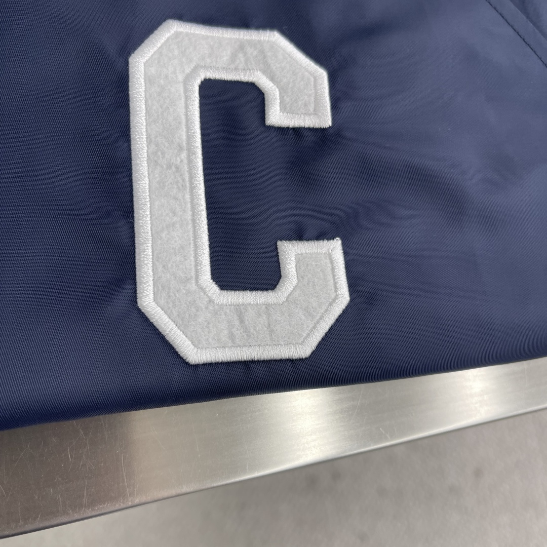 -CELIN 25fw新款学院风棒球服这款棒球服采用蓝色缎面锦纶面料制作而成，前胸与后背搭配有S家独家绣