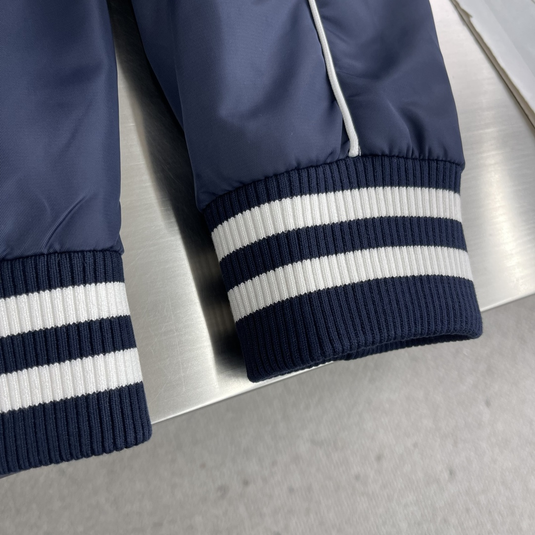 -CELIN 25fw新款学院风棒球服这款棒球服采用蓝色缎面锦纶面料制作而成，前胸与后背搭配有S家独家绣