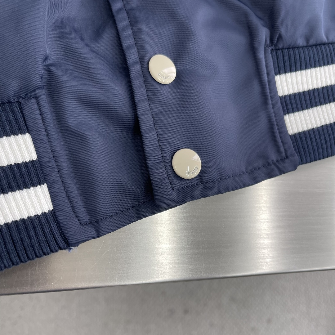 -CELIN 25fw新款学院风棒球服这款棒球服采用蓝色缎面锦纶面料制作而成，前胸与后背搭配有S家独家绣