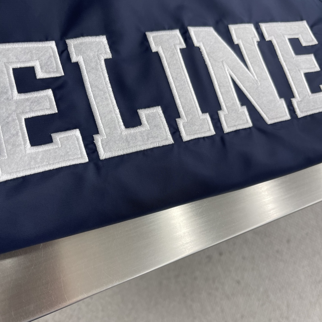 -CELIN 25fw新款学院风棒球服这款棒球服采用蓝色缎面锦纶面料制作而成，前胸与后背搭配有S家独家绣