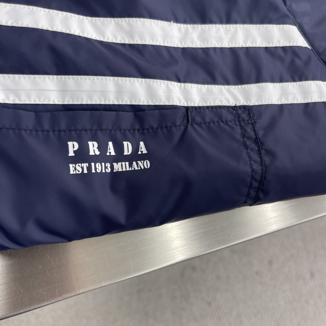 -PRAD 25fw秋冬新款再生尼龙棉夹克这款棉夹克再生尼龙制作而成，加棉保暖式设计，可拆卸风帽实现一衣