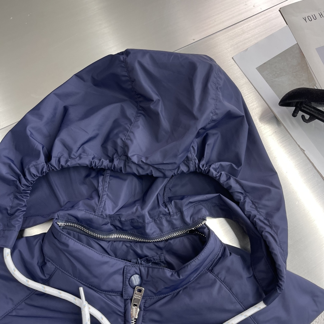 -PRAD 25fw秋冬新款再生尼龙棉夹克这款棉夹克再生尼龙制作而成，加棉保暖式设计，可拆卸风帽实现一衣