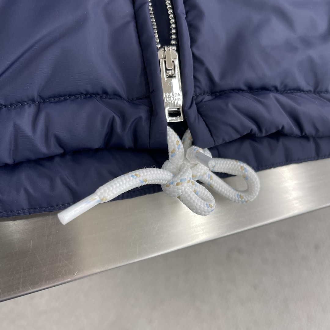 -PRAD 25fw秋冬新款再生尼龙棉夹克这款棉夹克再生尼龙制作而成，加棉保暖式设计，可拆卸风帽实现一衣