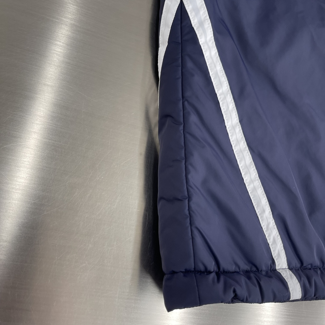 -PRAD 25fw秋冬新款再生尼龙棉夹克这款棉夹克再生尼龙制作而成，加棉保暖式设计，可拆卸风帽实现一衣