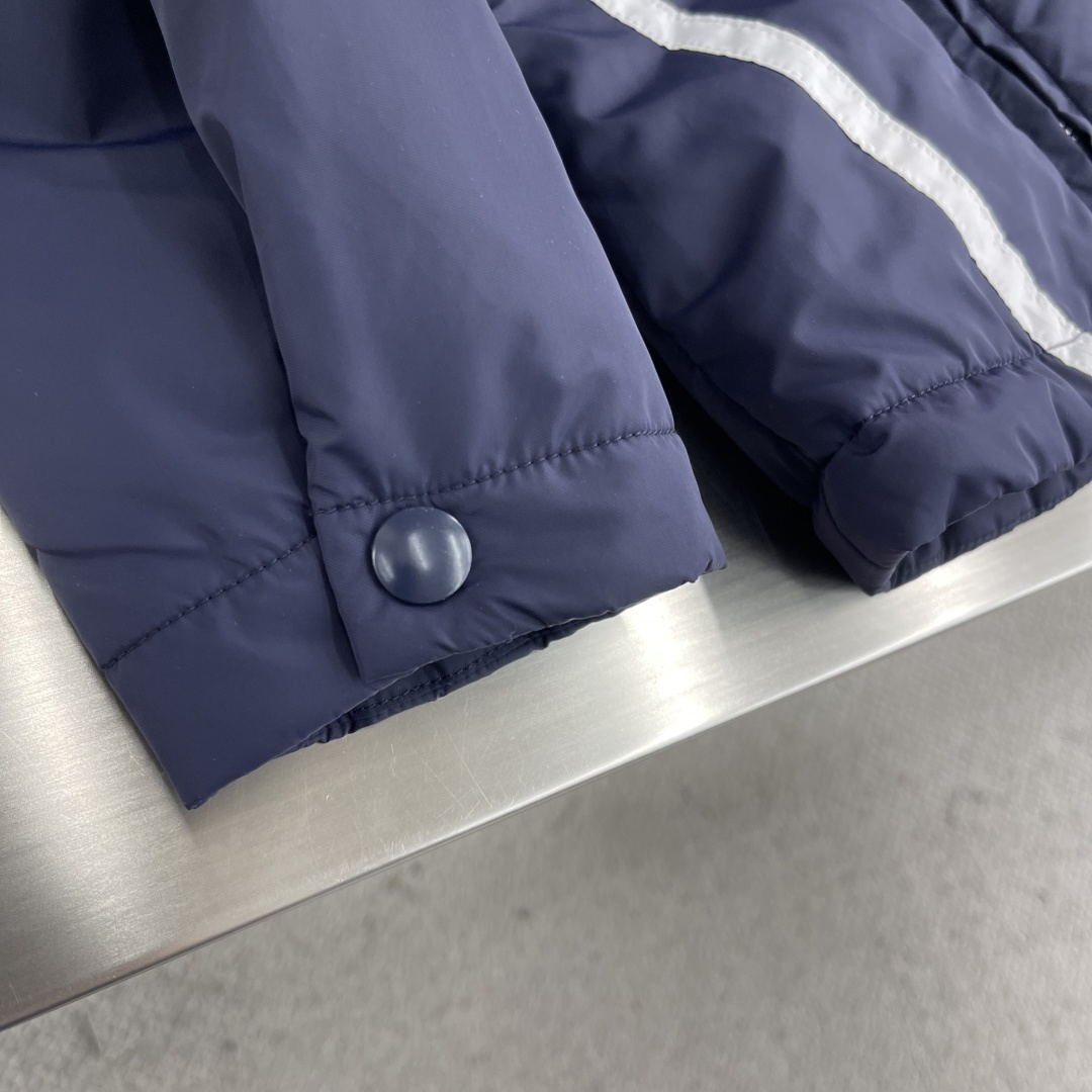 -PRAD 25fw秋冬新款再生尼龙棉夹克这款棉夹克再生尼龙制作而成，加棉保暖式设计，可拆卸风帽实现一衣