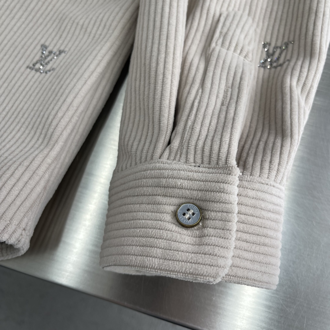 -驴牌 25fw杏色灯芯绒烫钻衬衫原版购入开发，面料采用260g平纹精品灯芯绒，采用进口匹棉定织定染95