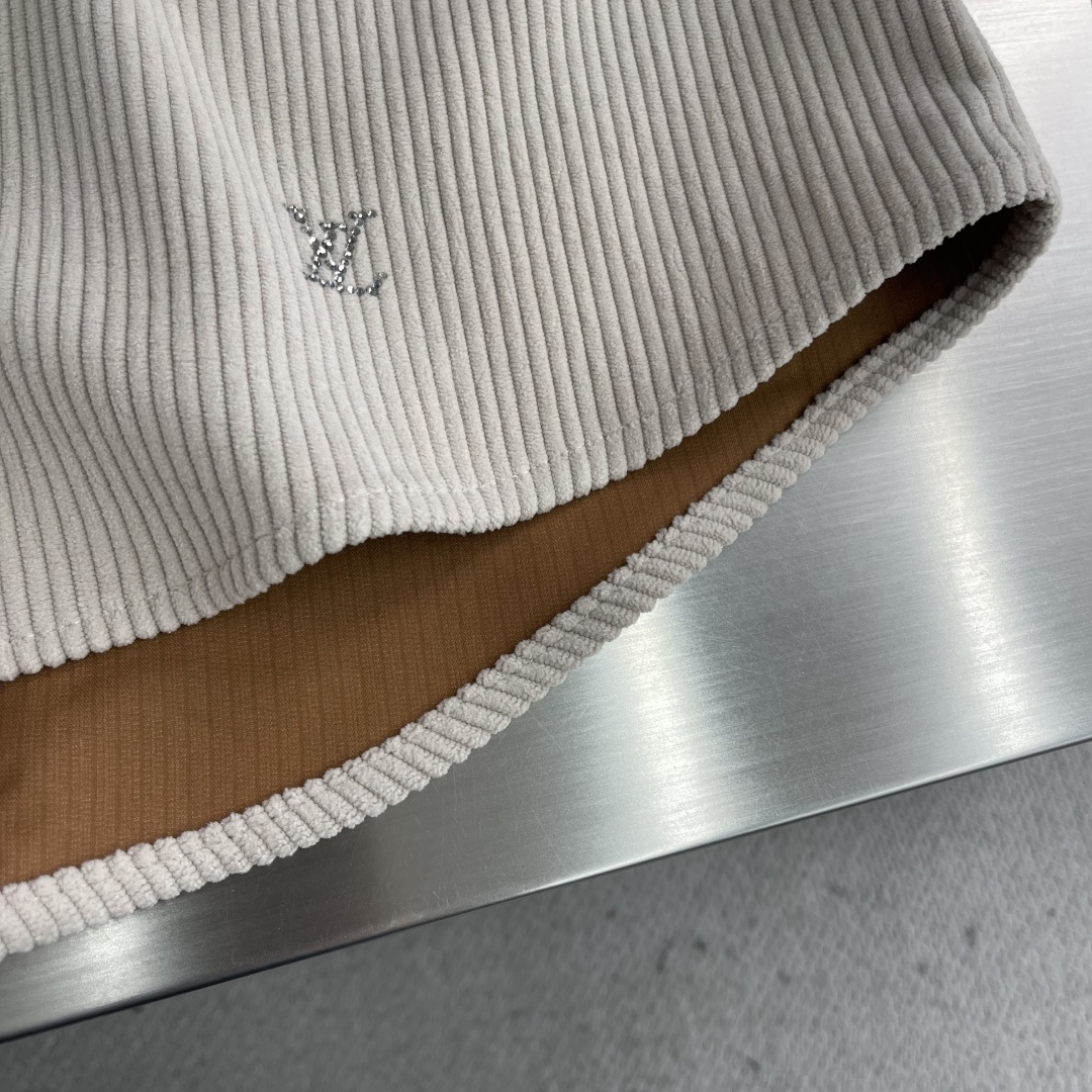 -驴牌 25fw杏色灯芯绒烫钻衬衫原版购入开发，面料采用260g平纹精品灯芯绒，采用进口匹棉定织定染95