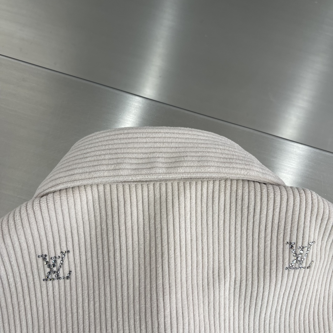 -驴牌 25fw杏色灯芯绒烫钻衬衫原版购入开发，面料采用260g平纹精品灯芯绒，采用进口匹棉定织定染95