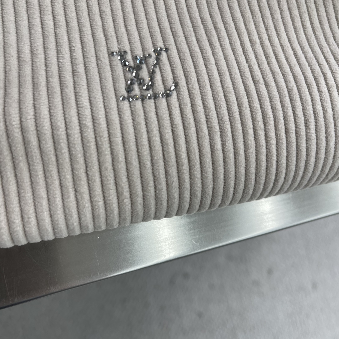 -驴牌 25fw杏色灯芯绒烫钻衬衫原版购入开发，面料采用260g平纹精品灯芯绒，采用进口匹棉定织定染95