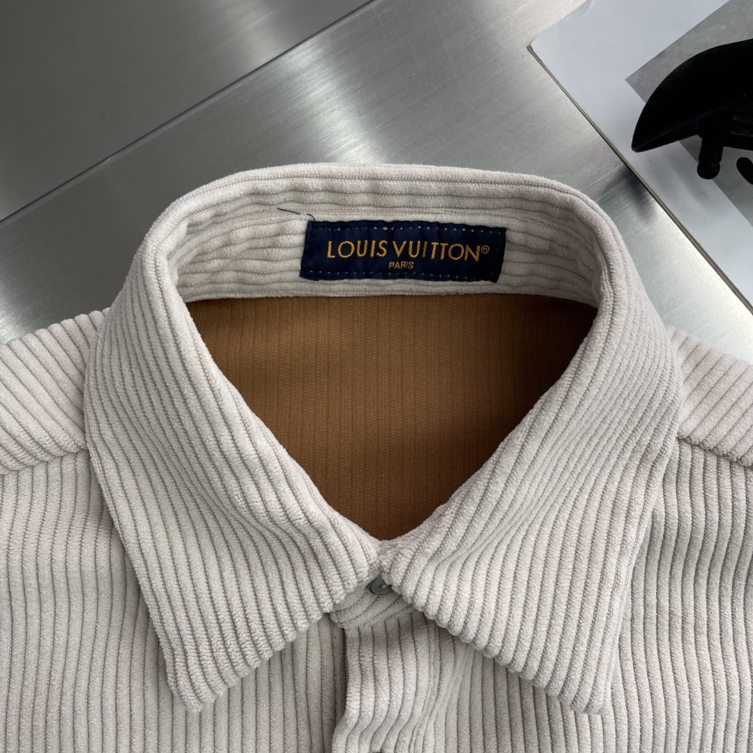 -驴牌 25fw杏色灯芯绒烫钻衬衫原版购入开发，面料采用260g平纹精品灯芯绒，采用进口匹棉定织定染95