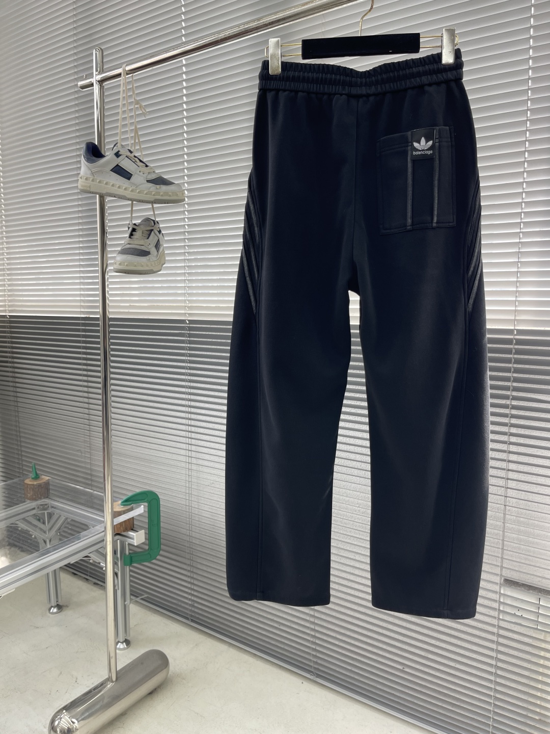 -Balenciag 三叶草联名 2025早秋新品 针织棉加厚面料男士运动户外休闲裤 每季必出的类型，无