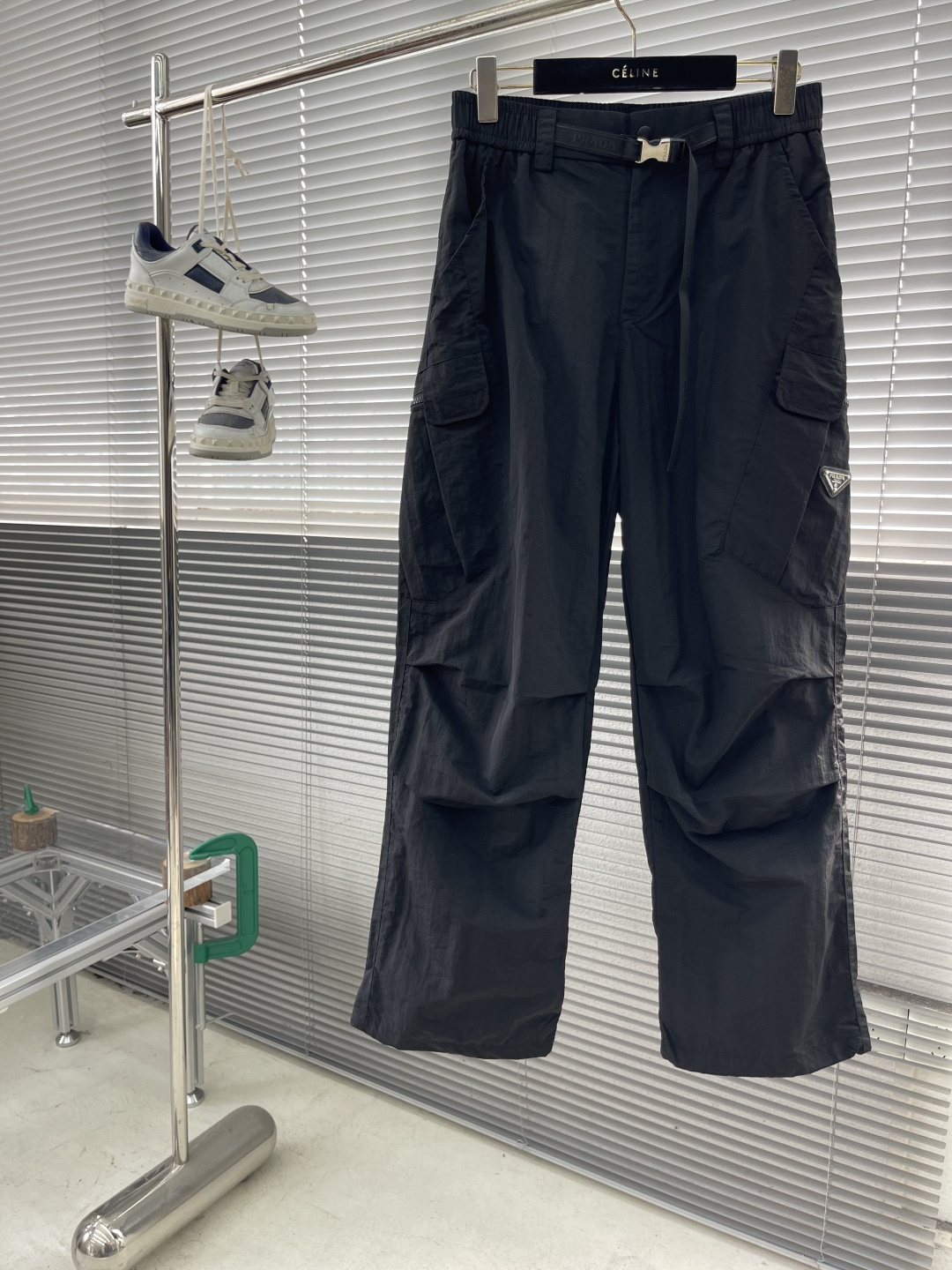 -PRAD 25fw新款重工工装长裤，两侧重工斜插拉链大口袋设计，腰头前开襟后松紧带设计 满足各种腰围，