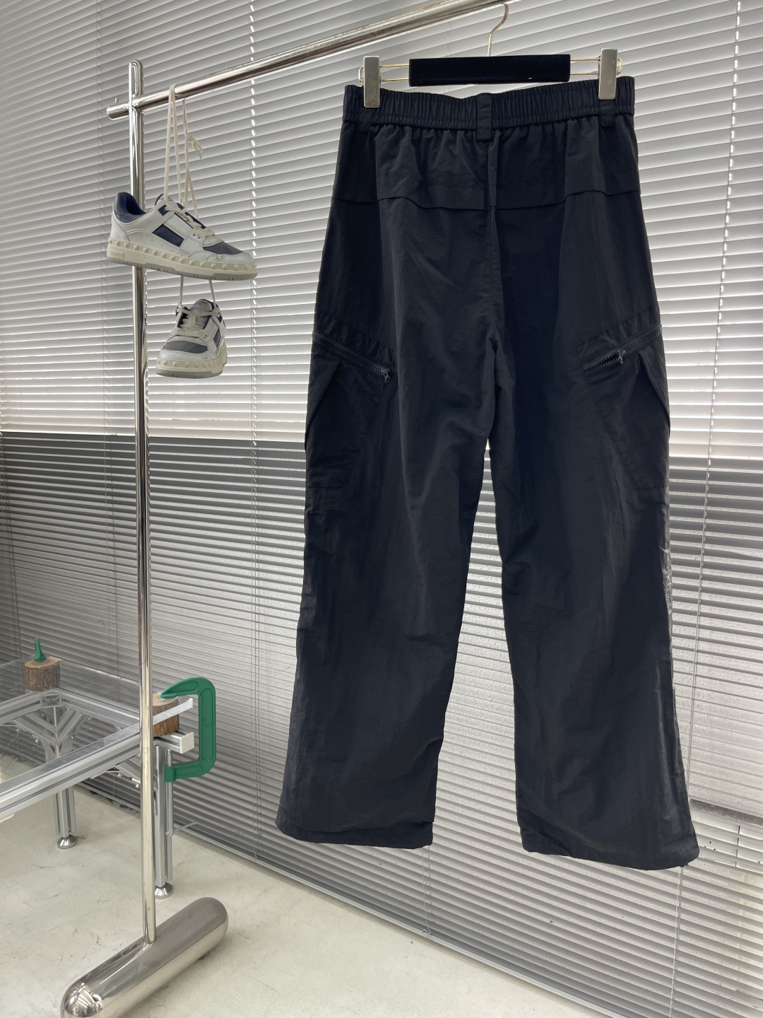 -PRAD 25fw新款重工工装长裤，两侧重工斜插拉链大口袋设计，腰头前开襟后松紧带设计 满足各种腰围，