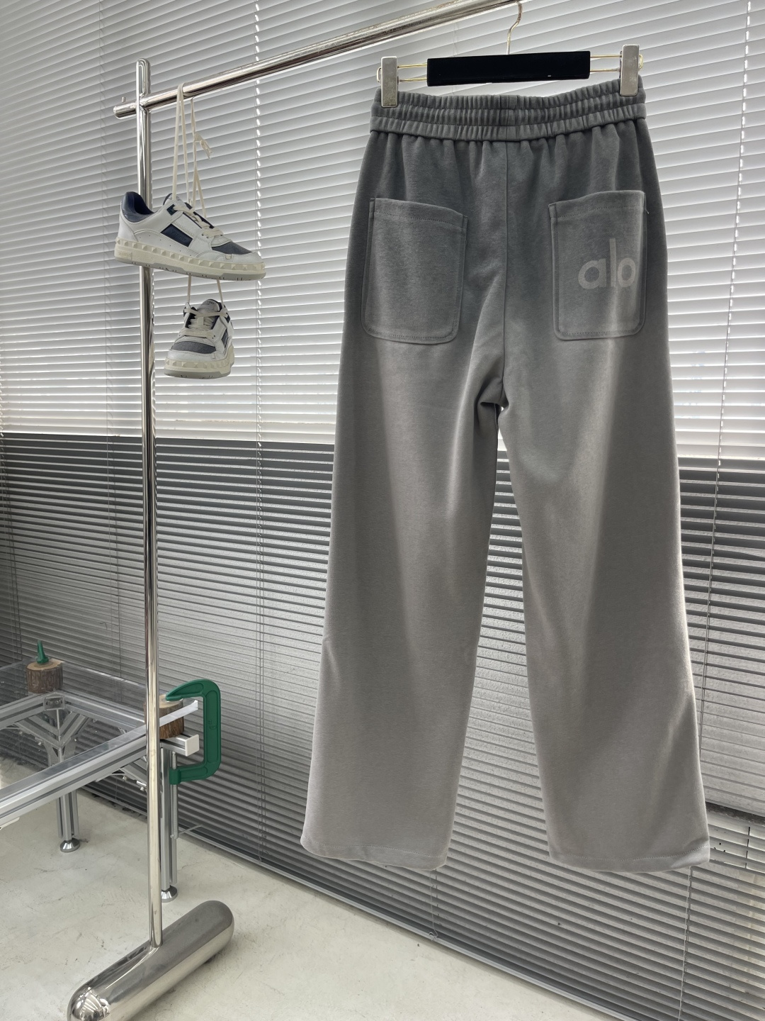 -Alo，新款休闲长裤，logo字母印花洗水造旧磨卫裤，复古洗水造旧工艺 刷白渐变，定制面料 直筒设计 