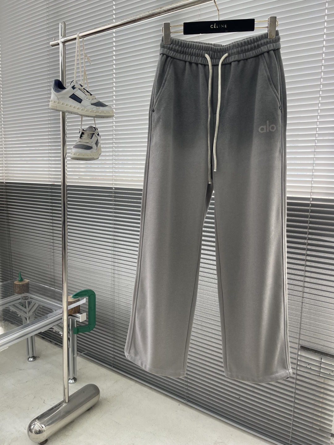 -Alo，新款休闲长裤，logo字母印花洗水造旧磨卫裤，复古洗水造旧工艺 刷白渐变，定制面料 直筒设计 