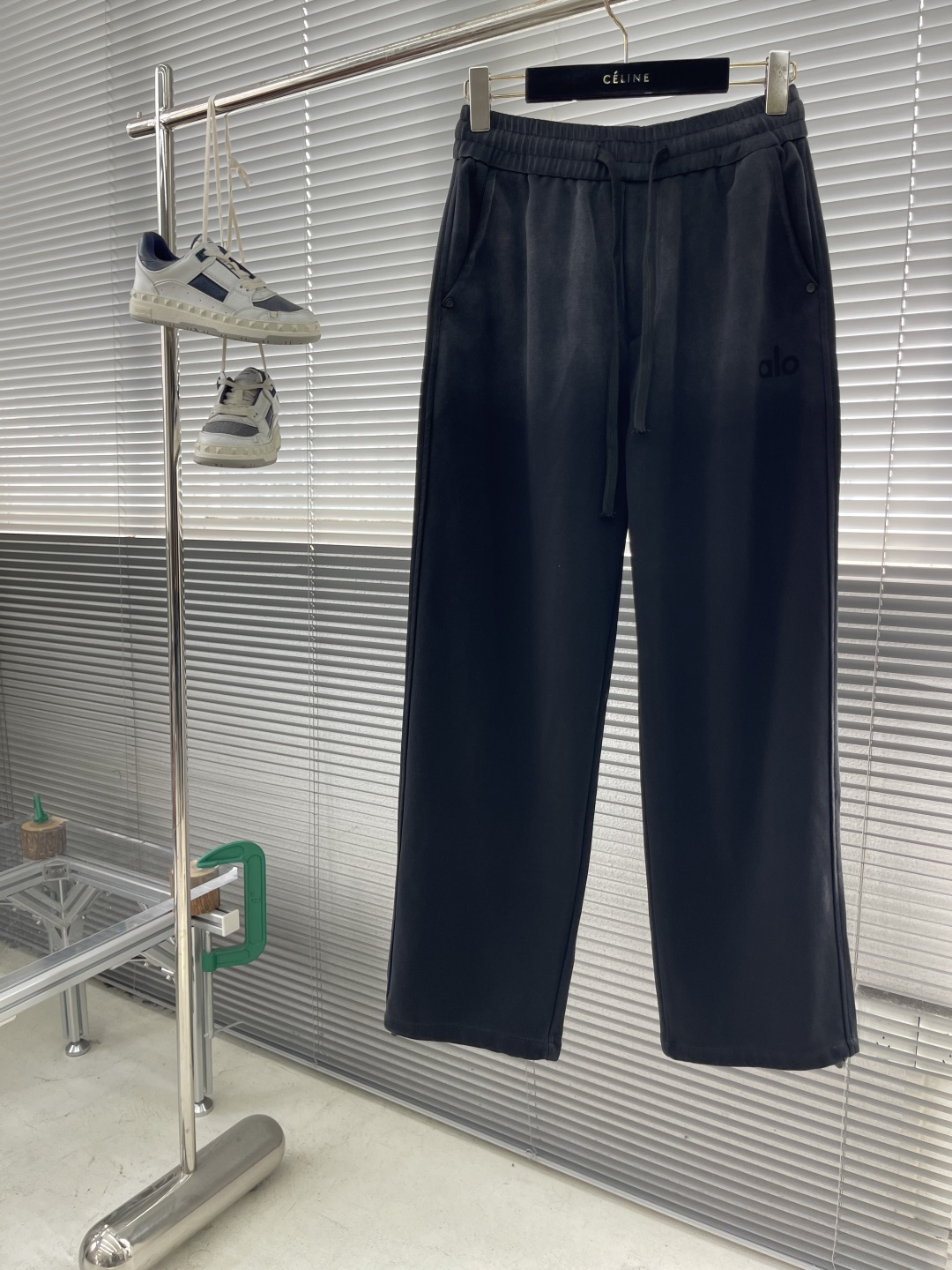 -Alo，新款休闲长裤，logo字母印花洗水造旧磨卫裤，复古洗水造旧工艺 刷白渐变，定制面料 直筒设计 