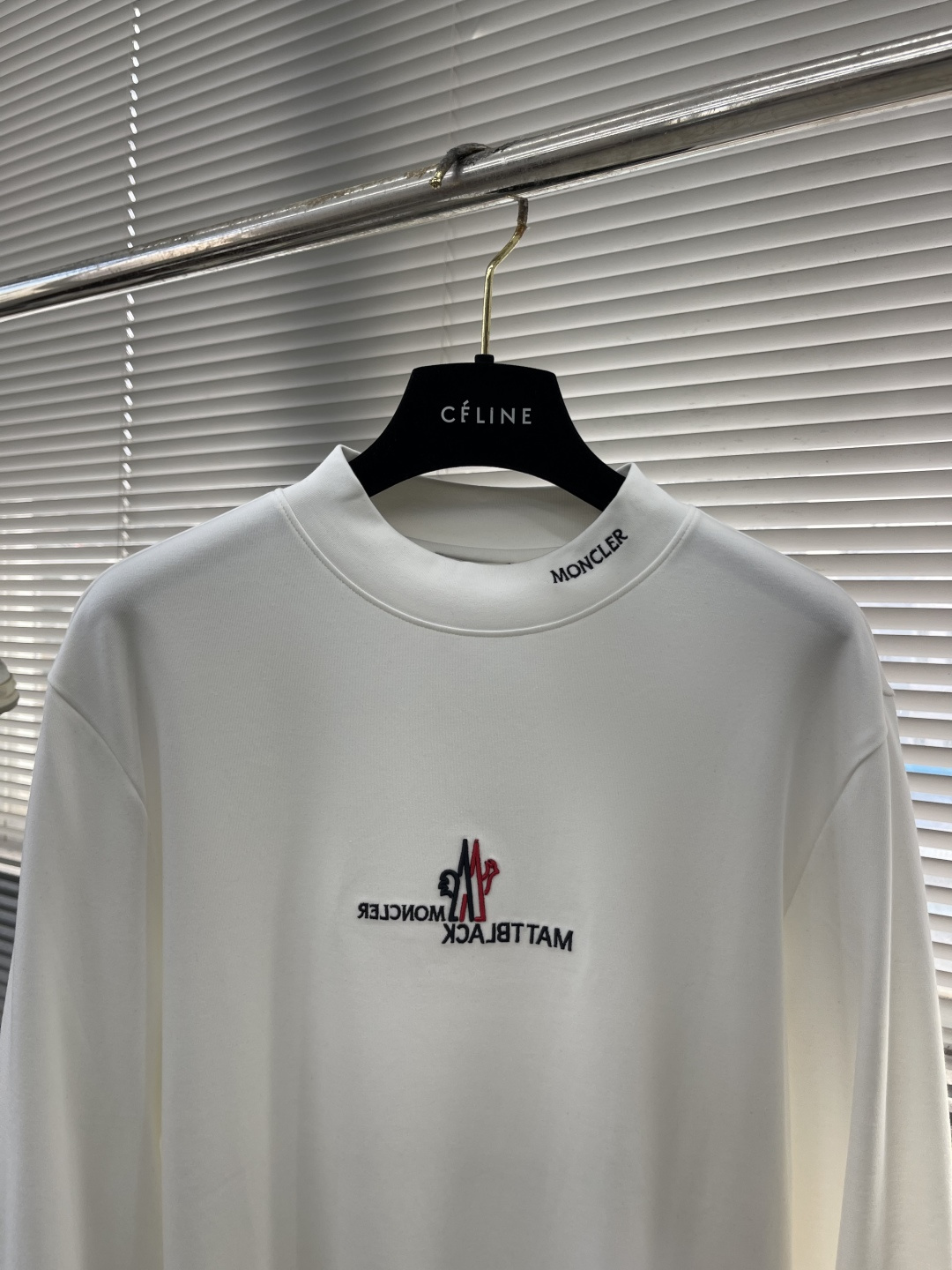 -mon 2025秋冬新款长袖打底T恤。定制面料，定制刺绣logo，舒适性与透气性兼优，柔软抗皱弹性和垂