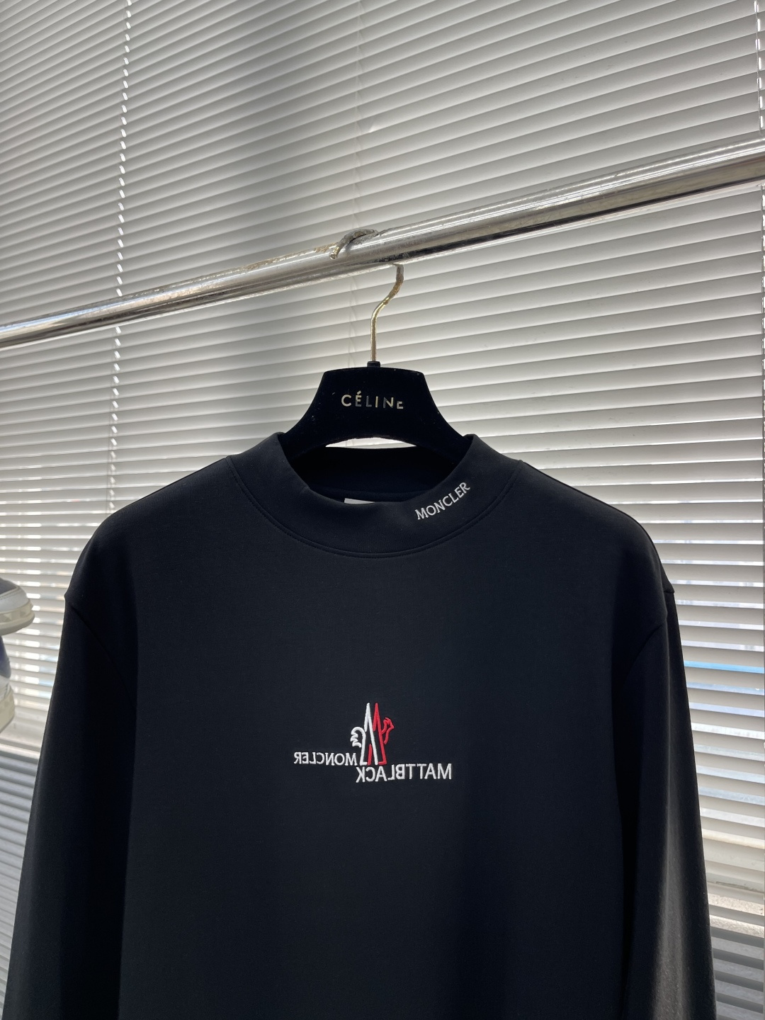 -mon 2025秋冬新款长袖打底T恤。定制面料，定制刺绣logo，舒适性与透气性兼优，柔软抗皱弹性和垂