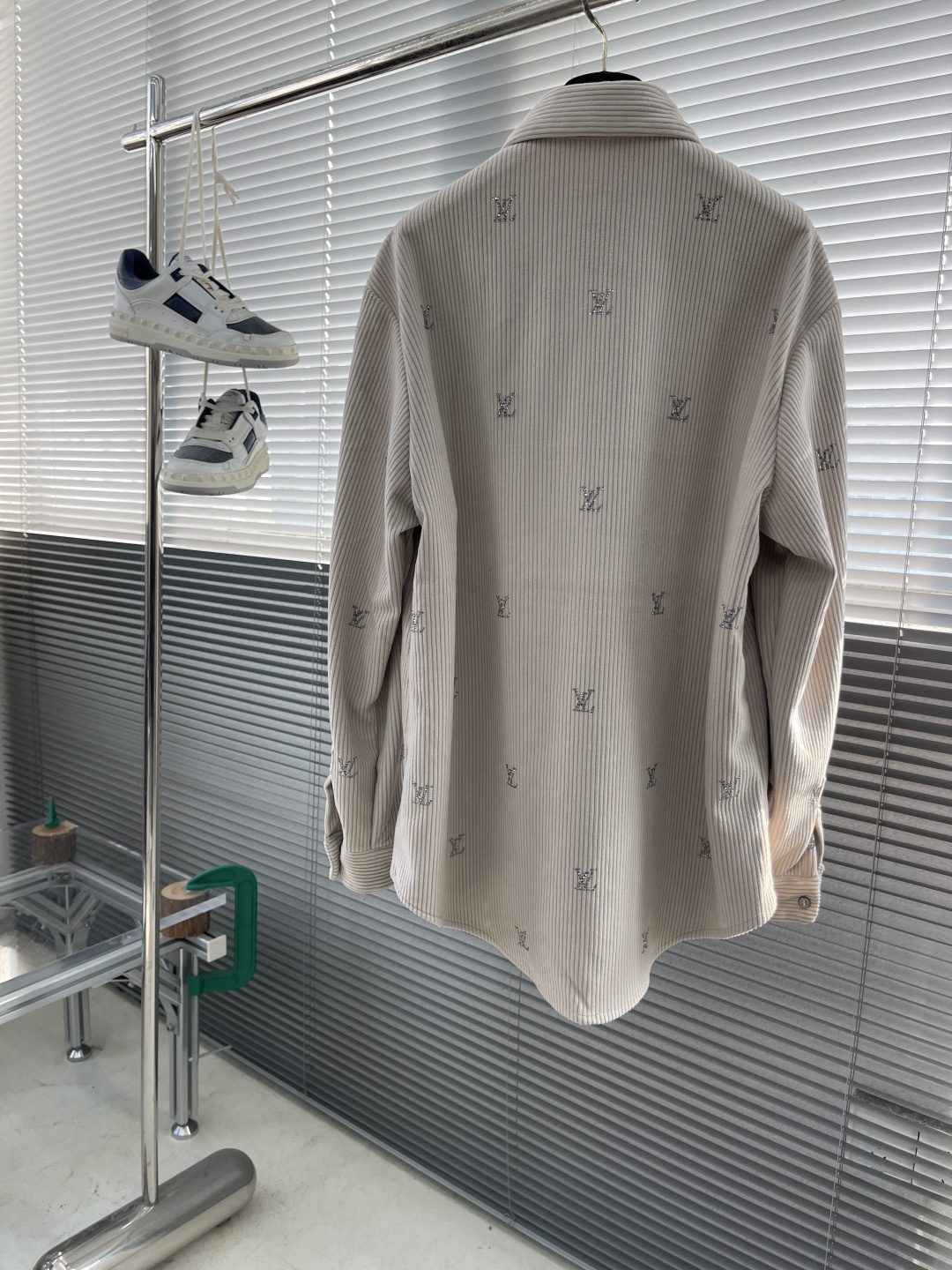 -驴牌 25fw杏色灯芯绒烫钻衬衫原版购入开发，面料采用260g平纹精品灯芯绒，采用进口匹棉定织定染95