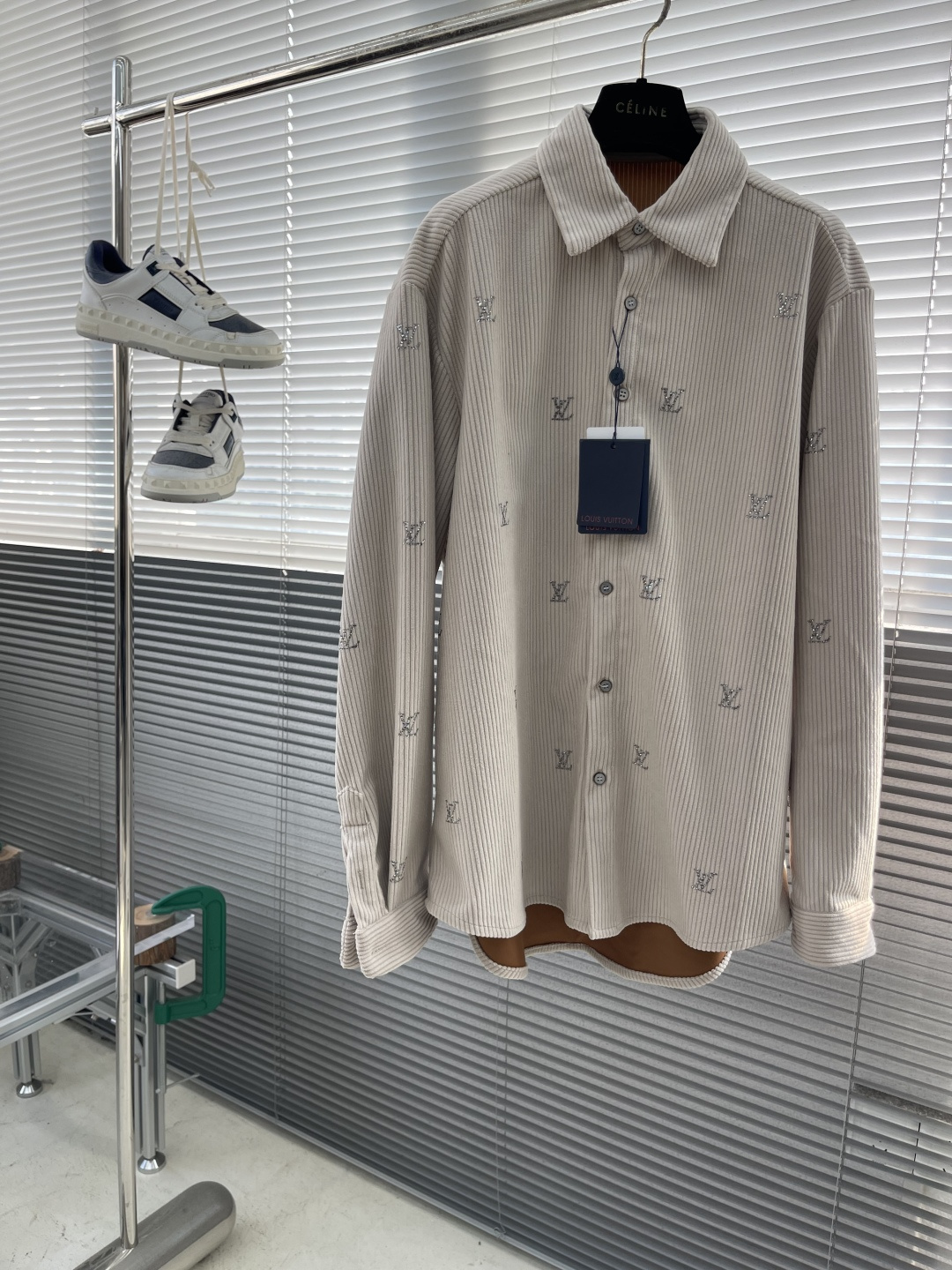 -驴牌 25fw杏色灯芯绒烫钻衬衫原版购入开发，面料采用260g平纹精品灯芯绒，采用进口匹棉定织定染95