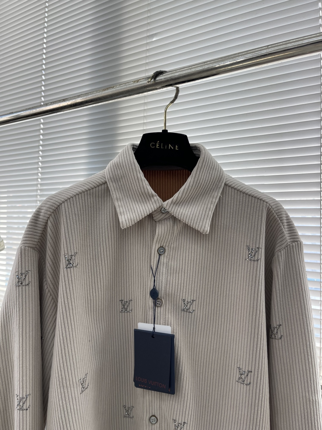 -驴牌 25fw杏色灯芯绒烫钻衬衫原版购入开发，面料采用260g平纹精品灯芯绒，采用进口匹棉定织定染95