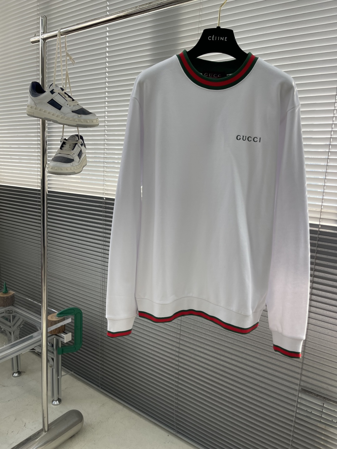 -GUCC      25ss新款饰织带珠地棉卫衣这款白色双面珠地棉卫衣匠心融蕴条纹织带滚边和Gucc刺