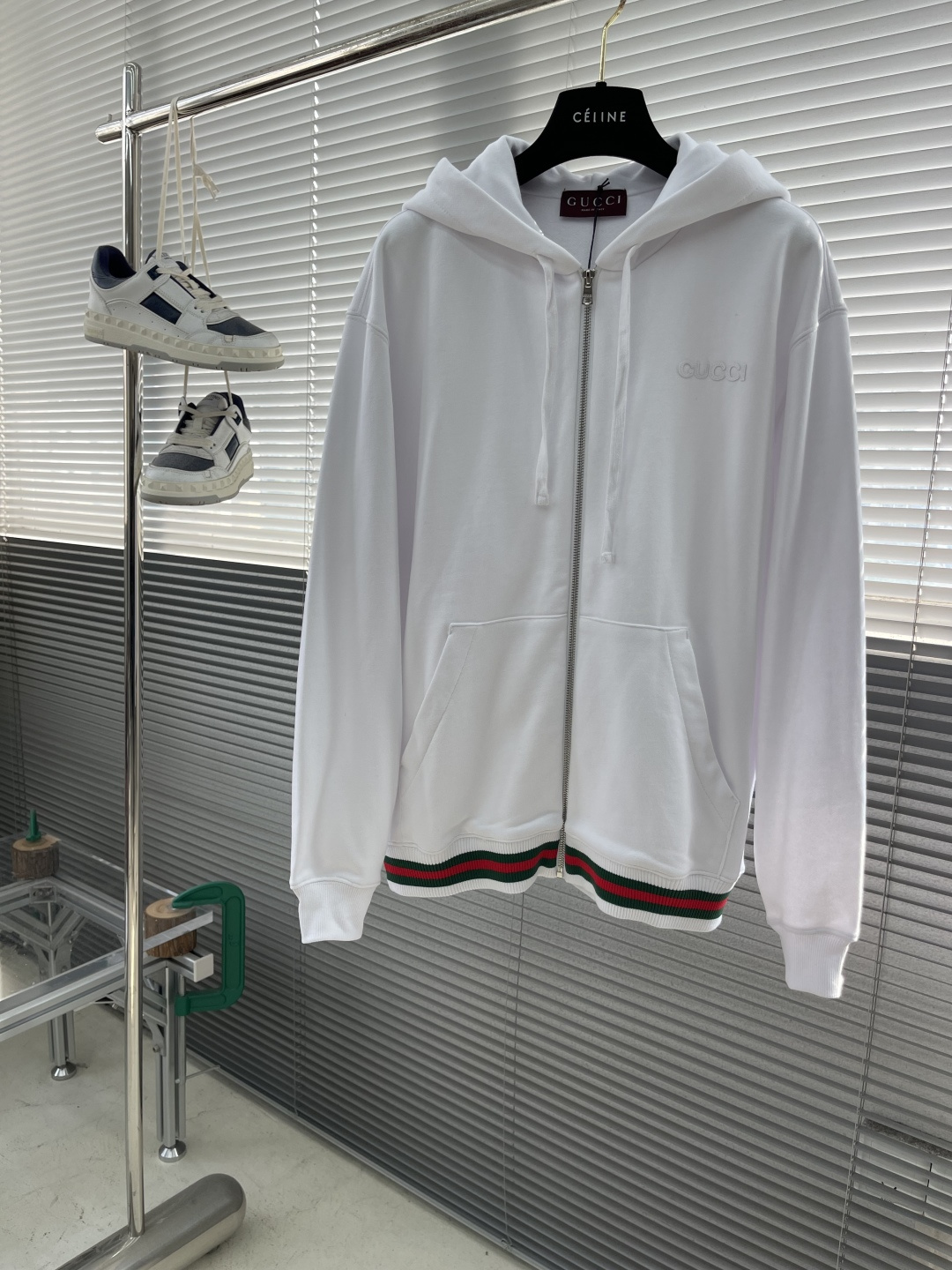 -GUCC      25fw新款饰织带针织棉卫衣 这款超大造型卫衣以针织棉面料匠心打造，缀饰Gucc标