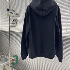 -GUCC 25fw新款饰刺绣针织棉连帽卫衣多款新季针织单品持续匠心演绎品牌元素。这款常规版型连 -GUCC 25fw新款饰刺绣针织棉连帽卫衣多款新季针织单品持续匠心演绎品牌元素。这款常规版型连