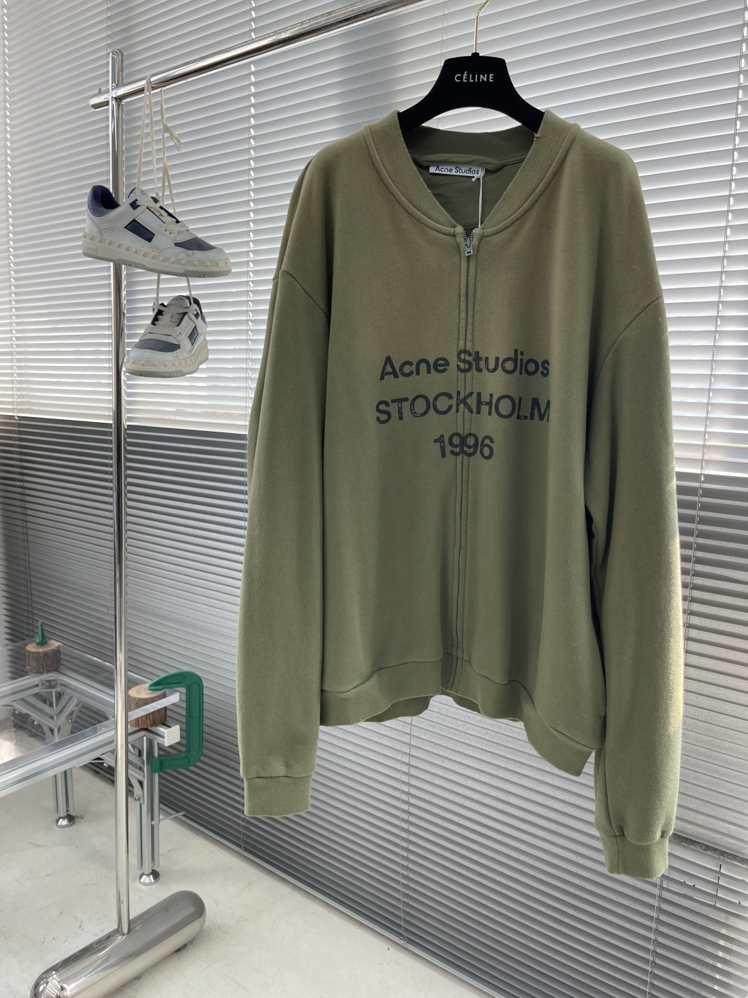 -Acne      25ss新款拉链卫衣外套 圆领拉链开襟衫，采用棉混纺面料制作，经过处理呈现出一种穿