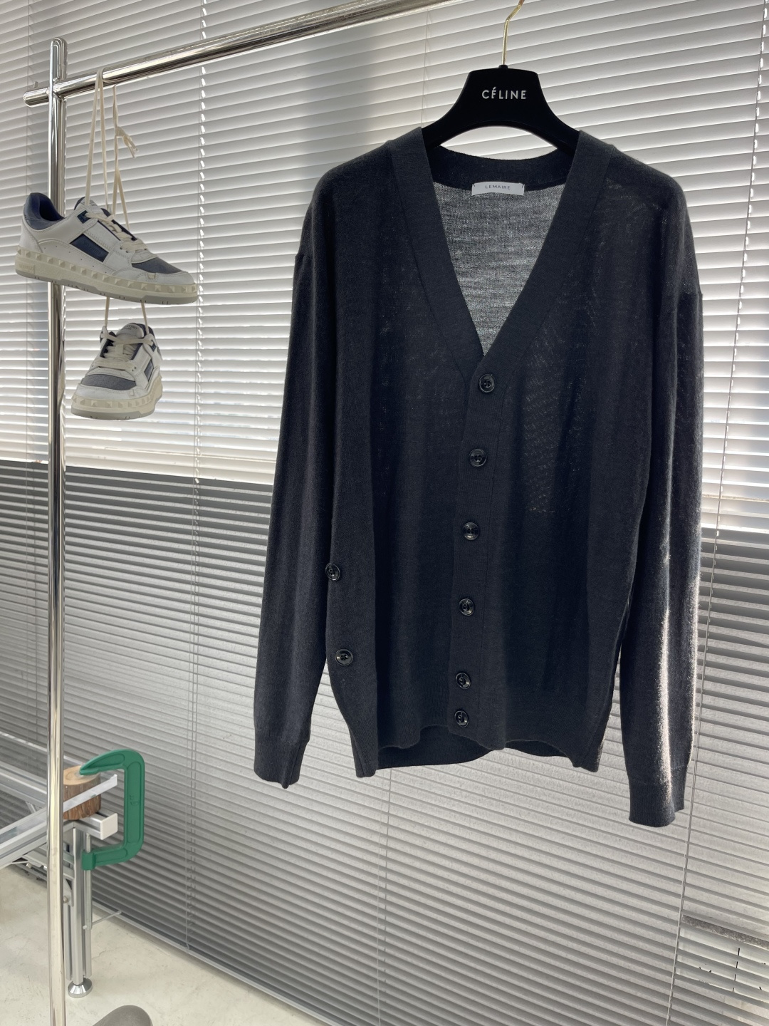 -Lemaire        25ss新款单排扣V领长袖针织衫 男款 黑色码数：S.M.L.XL衣长	