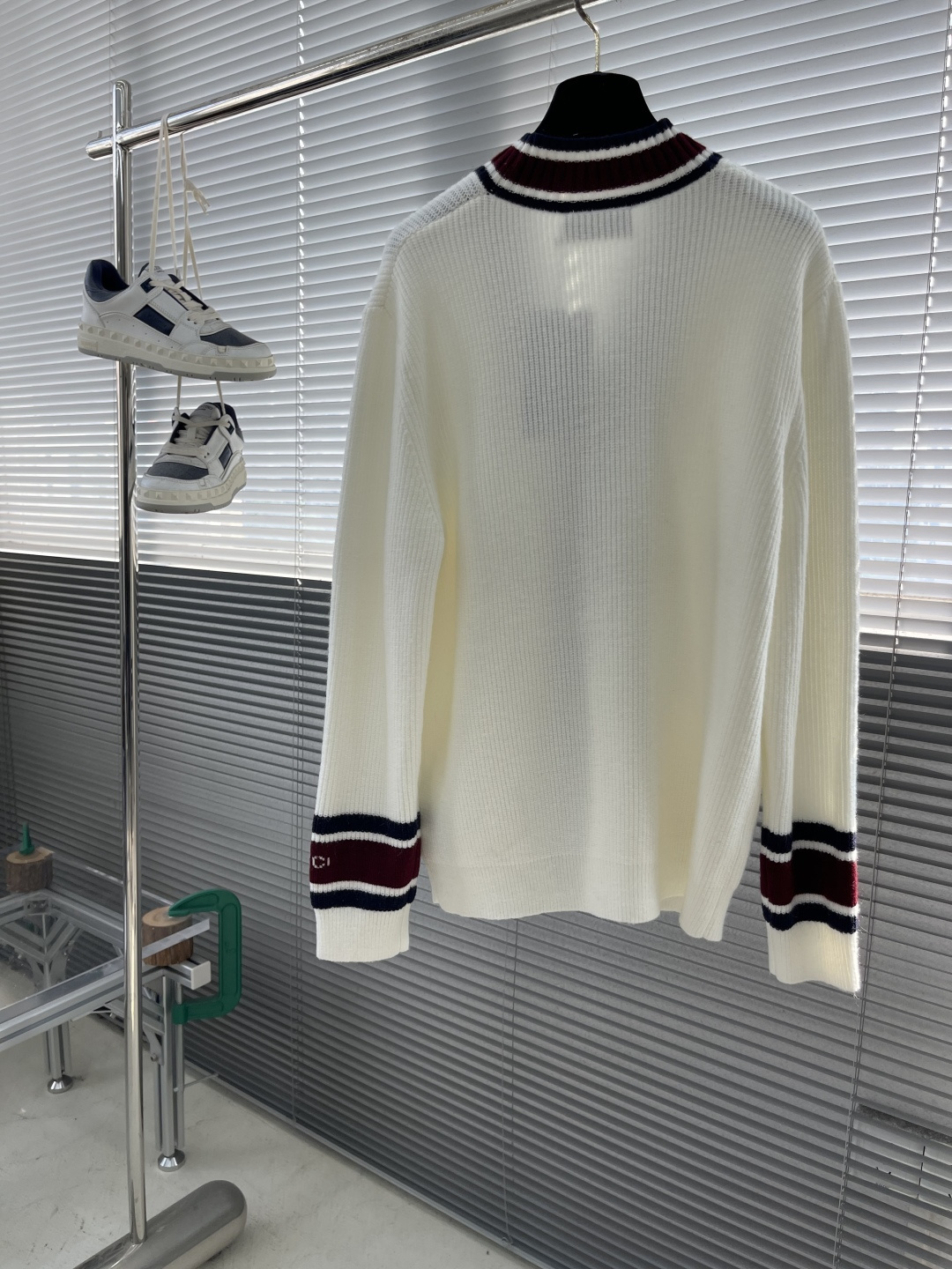 -GUCC 25fw新款V领针织衫，这款针织衫采用100%羊毛针织面料制作而成，袖子缀饰Gucc嵌花。刻