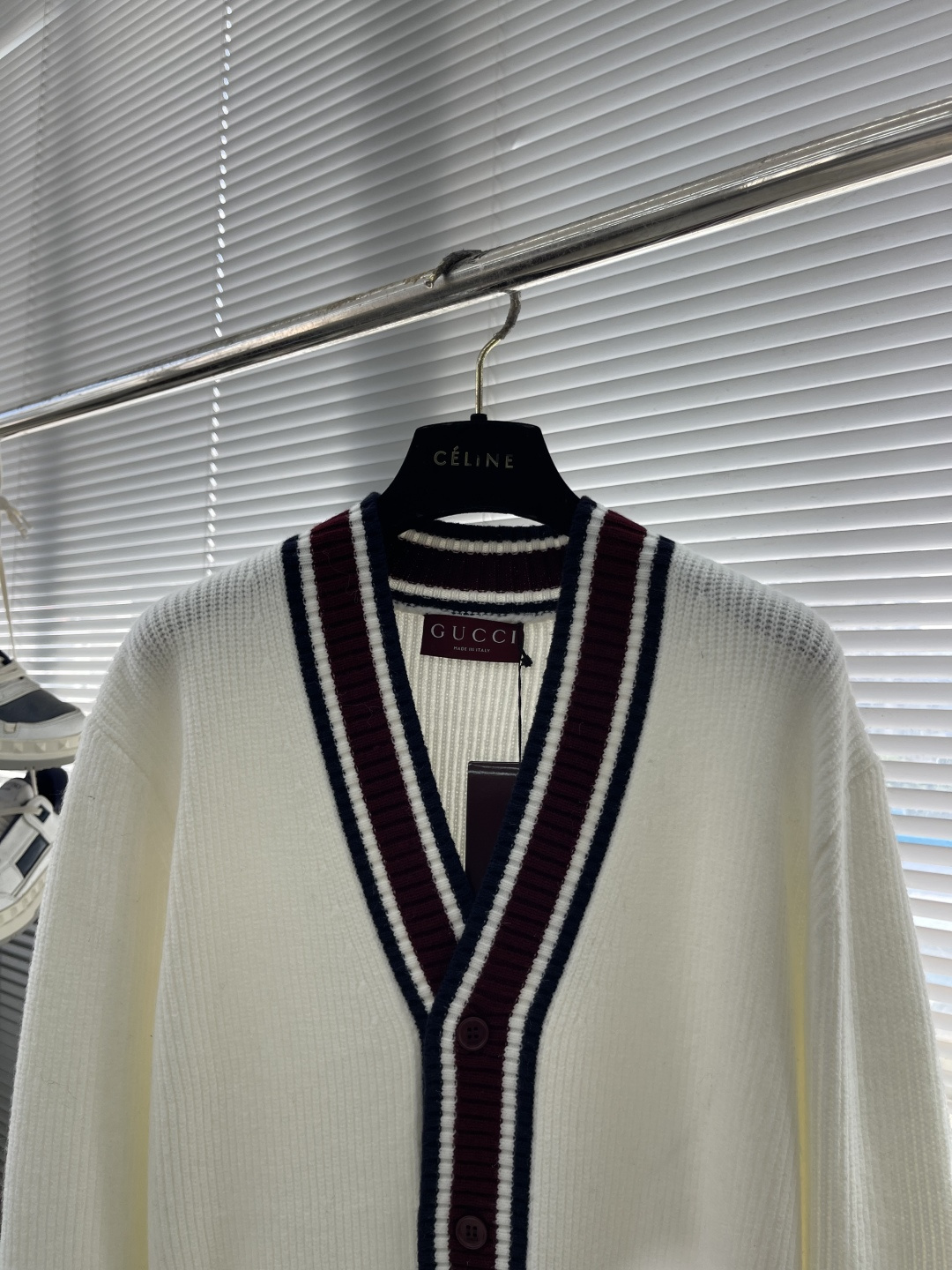 -GUCC 25fw新款V领针织衫，这款针织衫采用100%羊毛针织面料制作而成，袖子缀饰Gucc嵌花。刻