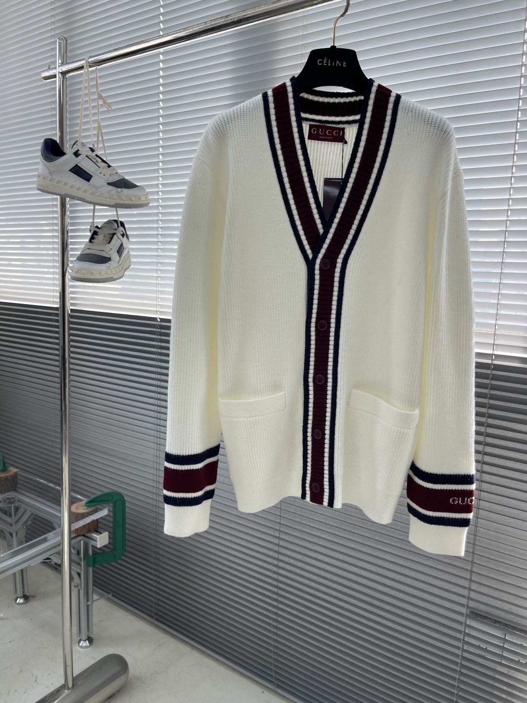 -GUCC 25fw新款V领针织衫，这款针织衫采用100%羊毛针织面料制作而成，袖子缀饰Gucc嵌花。刻