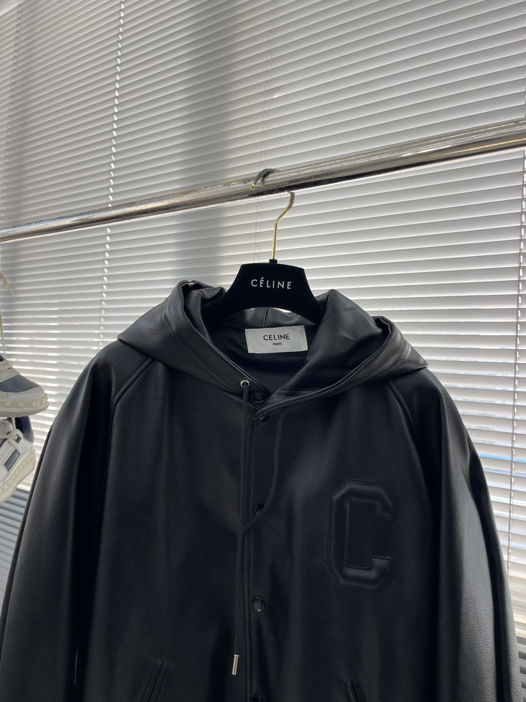 -Celin 皮革连帽夹克定制纹脂雅尊皮革 以及天丝尚品御里 色泽温润 光泽自然 饰以标志性Celin醒